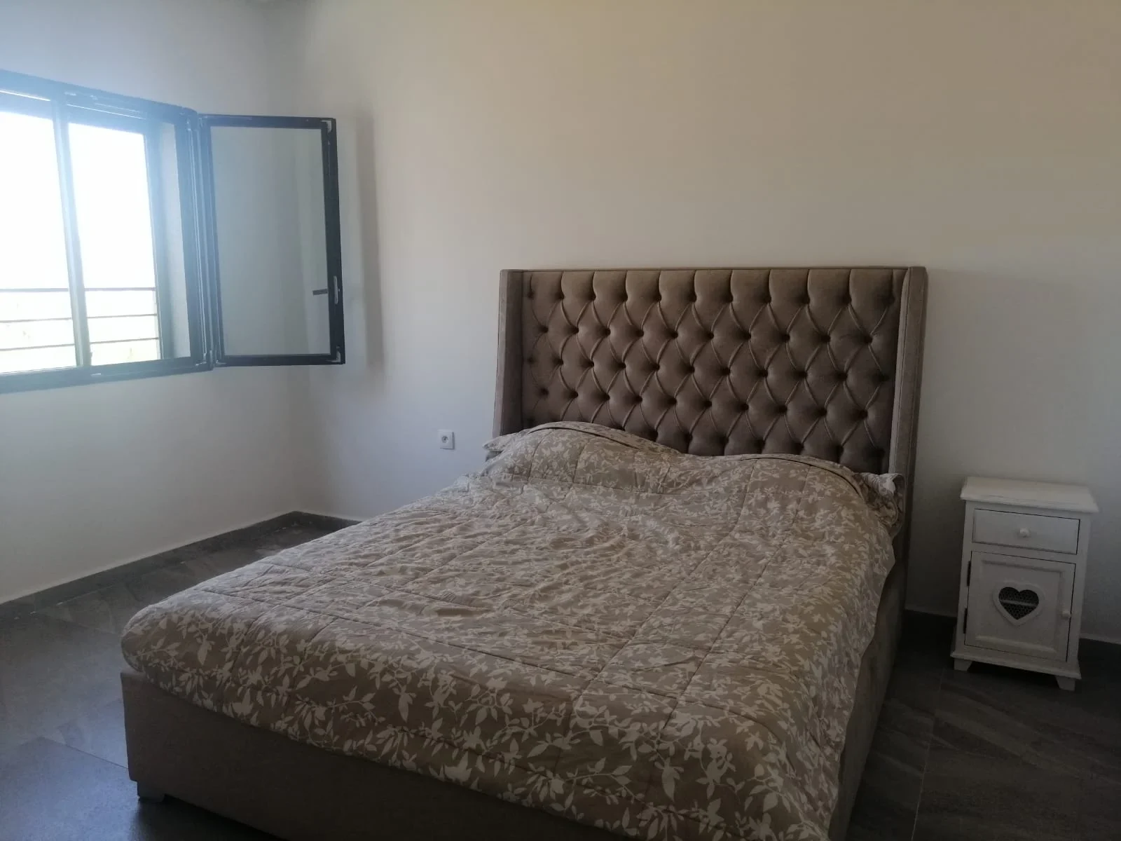Villa Haut Standing à Vendre à M'diq Ville 4 chambres, deux salon et une terrass