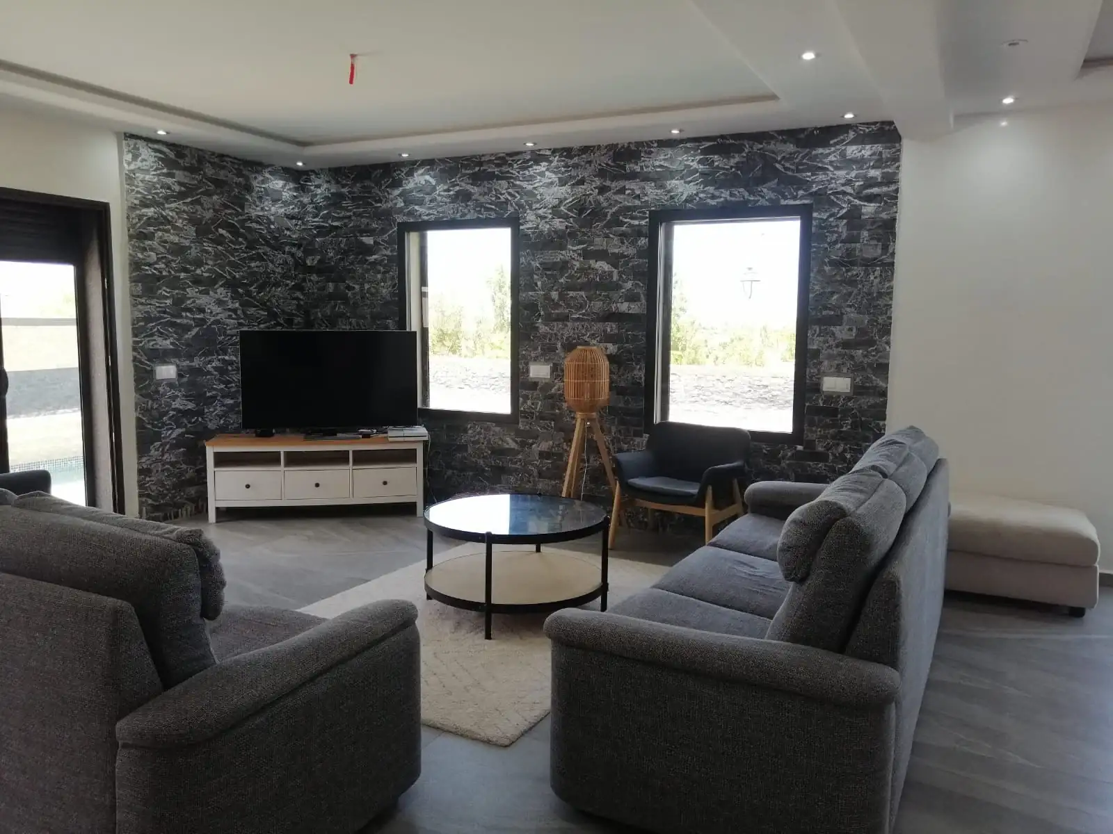 Villa Haut Standing à Vendre à M'diq Ville 4 chambres, deux salon et une terrass